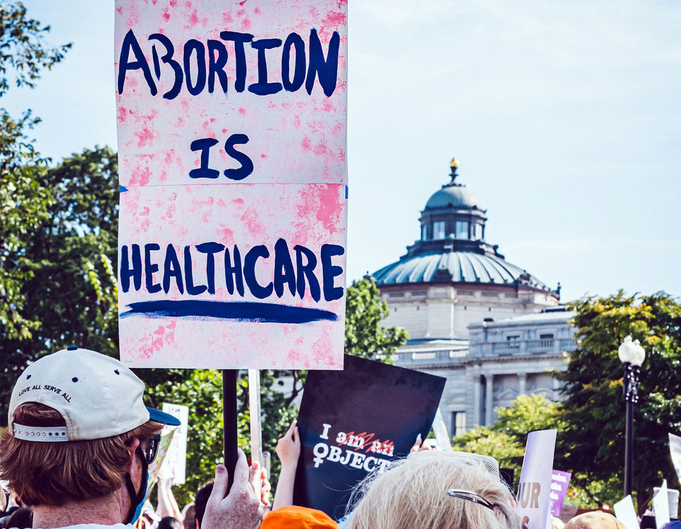 معترضان علیه تصمیم دادگاه عالی آمریکا مبنی بر جرم انگاری حق سقط جنین برای زنان تظاهرات کردند.