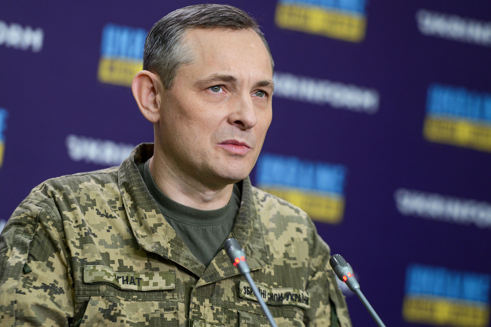 یوری ایحنات، سخنگوی فرماندهی نیروی هوایی اوکراین، در سال 2022 در کیف به مطبوعات توضیح می دهد.