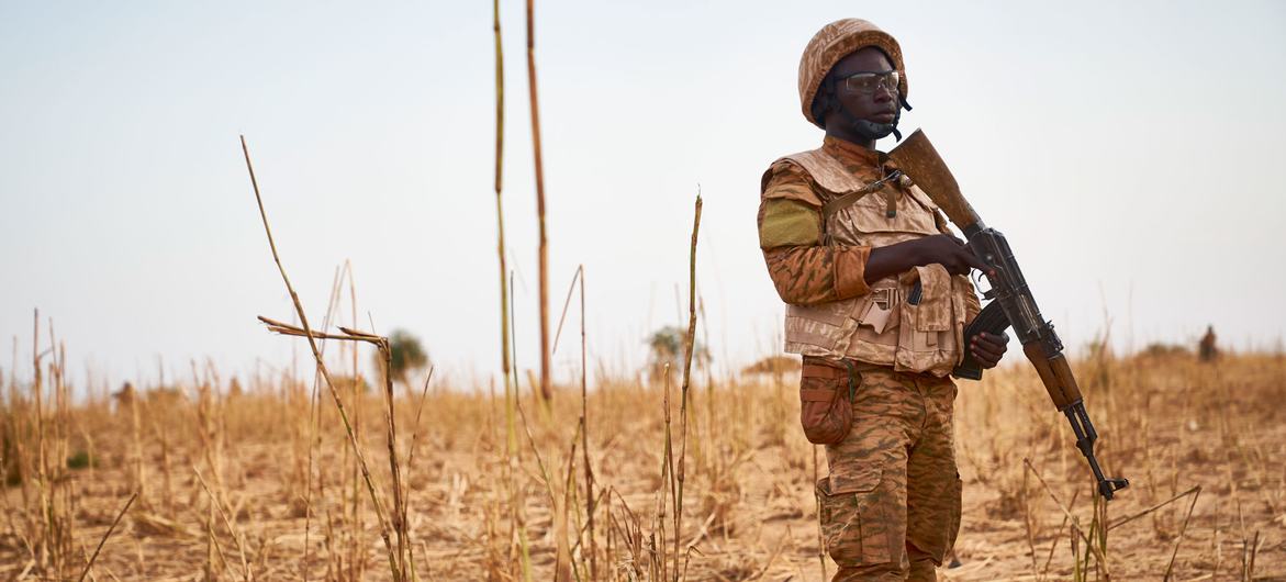 یک سرباز از بورکینافاسو در طول یک عملیات نظامی علیه مظنونان تروریستی در امتداد مرز با مالی و نیجر نگهبانی می‌دهد. 