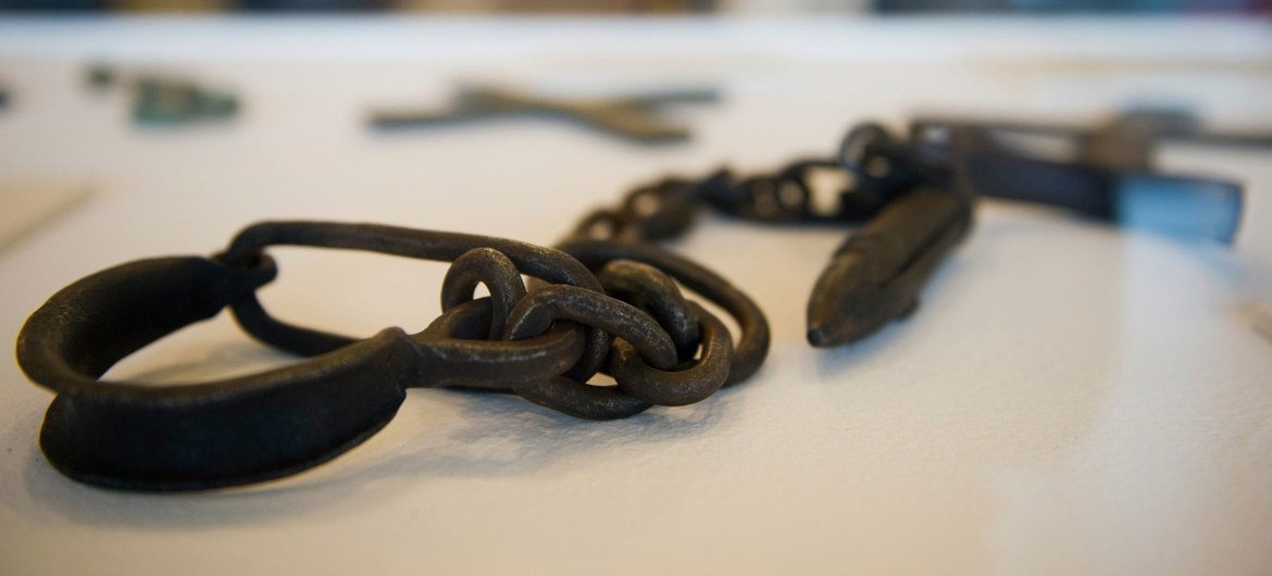 غل و زنجیر برای بستن بردگان در نمایشگاه تجارت برده ترانس آتلانتیک در مقر سازمان ملل در نیویورک استفاده می شد.  (فیله)